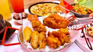 拚Popeyes!「紐約最美味」本村炸雞6/6微風北車開幕 菜單價格曝 ▲主打「雙重炸製工藝」的「本村炸雞」,搭配手工刷醬,外皮超酥脆。(圖/記者蕭涵云攝)
