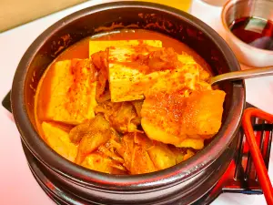 拚Popeyes!「紐約最美味」本村炸雞6/6微風北車開幕 菜單價格曝 ▲吃韓式炸雞還可搭配熱騰騰的「豬肉泡菜鍋」。(圖/記者蕭涵云攝)