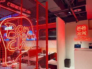 ▲「本村炸雞 Bonchon（본촌）」店內裝潢採用大量霓虹燈管搭配跑馬燈，營造出年輕氣氛。（圖／記者蕭涵云攝）