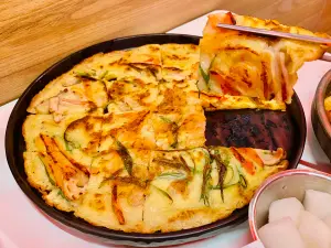 拚Popeyes!「紐約最美味」本村炸雞6/6微風北車開幕 菜單價格曝 ▲台灣人愛吃的「韓式煎餅」259元~279元。(圖/記者蕭涵云攝)
