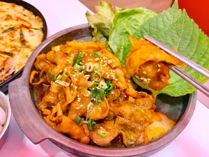 拚Popeyes!「紐約最美味」本村炸雞6/6微風北車開幕 菜單價格曝 ▲可與生菜一起享用的「辣炒豬肉」299元。(圖/記者蕭涵云攝)