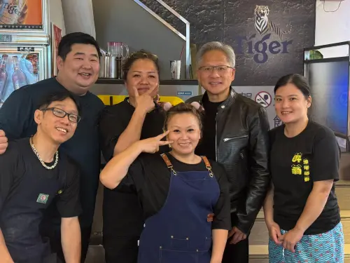 ▲黃仁勳親切與熱炒店店員合影、簽名留念,結帳時還大方給出5000元小費。(圖/醉翁-漁港海鮮臉書) ▲黃仁勳親切與熱炒店店員合影、簽名留念,結帳時還大方給出5000元小費。(圖/醉翁-漁港海鮮臉書)