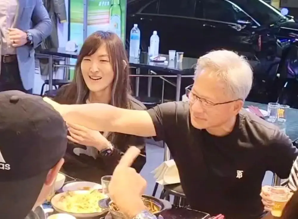 ▲輝達（NVIDIA）執行長黃仁勳日前在台大演講後，與團隊直奔北市長安東路一家熱炒店用餐，美食地圖又+1！（圖/醉翁-漁港海鮮臉書）