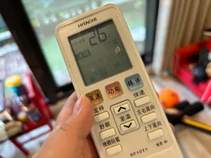 ▲冷氣師傅建議,不論哪個牌子的變頻冷氣,風量都開「自動模式」最省電。(圖/記者徐銘穗攝) ▲冷氣師傅建議,不論哪個牌子的變頻冷氣,風量都開「自動模式」最省電。(圖/記者徐銘穗攝)