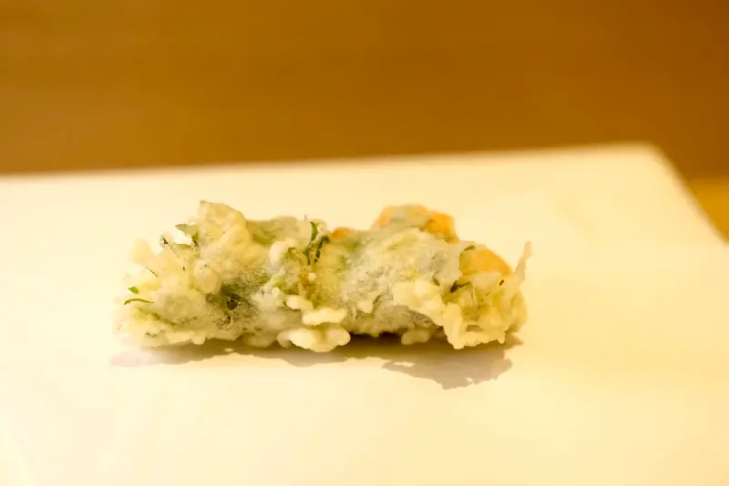 ▲台灣米其林公布2025年6月新入選餐廳共5家，包含日本靜岡天婦羅名店「杉村」，圖為招牌菜、酥炸過的日本海膽。（圖／記者葉盛耀攝）