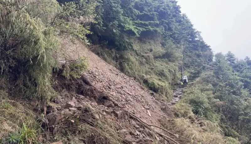 ▲近期鋒面來襲，山區連日下起大雨，導致玉山步道4.9公里（白木林廁所）處上方土石坍方。（圖／玉管處提供）