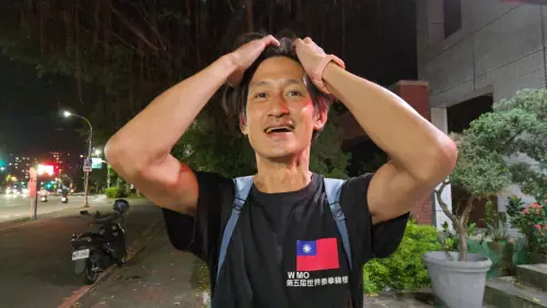 ▲唐治平昨天深夜走出派出所之後受訪表示,遺體「一看就不是我母親」,重申沒有酗酒問題、不覺得自己落魄。(圖/讀者提供) ▲唐治平昨天深夜走出派出所之後受訪表示,遺體「一看就不是我母親」,重申沒有酗酒問題、不覺得自己落魄。(圖/讀者提供)