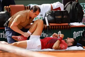 Djokovic注射大量止痛劑拚了！整場拖著「半殘腿」鏖戰4小時贏球
