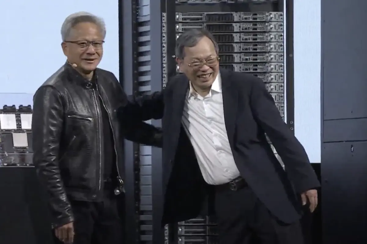 ▲輝達執行長黃仁勳與美超微執行長梁見後是多年好友兼合作夥伴，近期美超微卻深陷財報疑雲，傳出將被輝達轉單。（圖／擷取自COMPUTEX官方YT）