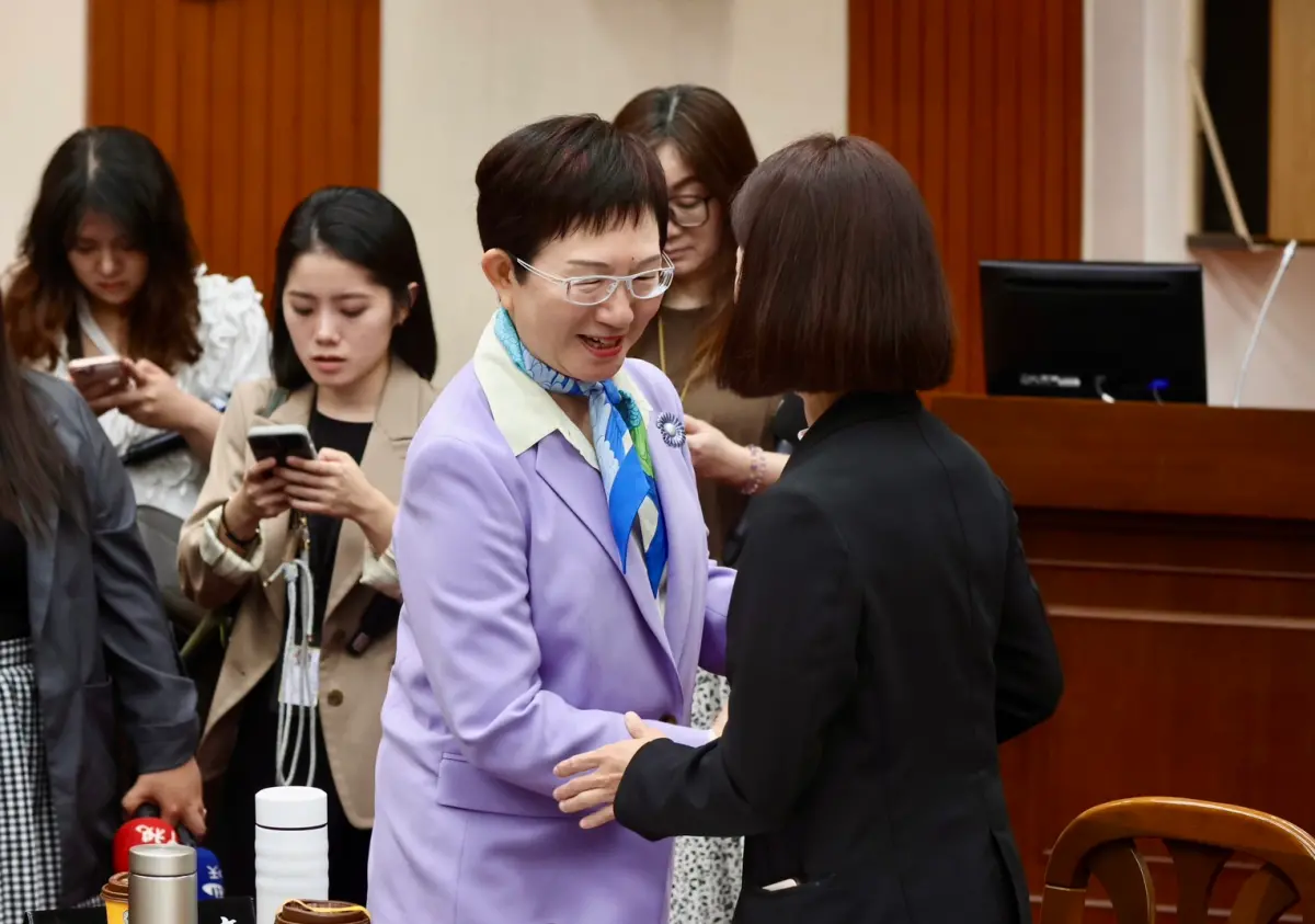 ▲國會職權修正法案後，藍白下一步將推動財政收支劃分法修正。立法院財委會今（5）日舉行財劃法修法公聽會，圖為財政部長莊翠雲會前與台北市財政局長胡曉嵐握手。（圖／攝影記者陳明中攝）