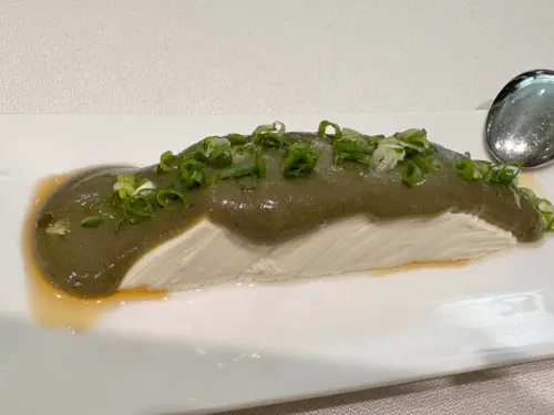 皮蛋豆腐是以細緻片出的豆腐,再淋上特製的皮蛋醬。(圖/Monica Yang提供) ▲皮蛋豆腐是以細緻片出的豆腐,再淋上特製的皮蛋醬。(圖/Monica Yang提供)