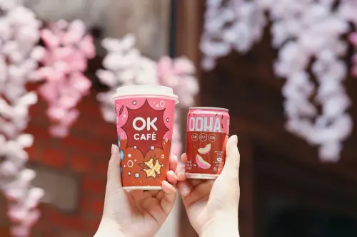 端午節OKCAFE聯名飲「OOHA水蜜桃烏龍氣泡咖啡」,享買1送1優惠。(圖/OK超商提供) ▲端午節OKCAFE聯名飲「OOHA水蜜桃烏龍氣泡咖啡」,享買1送1優惠。(圖/OK超商提供)