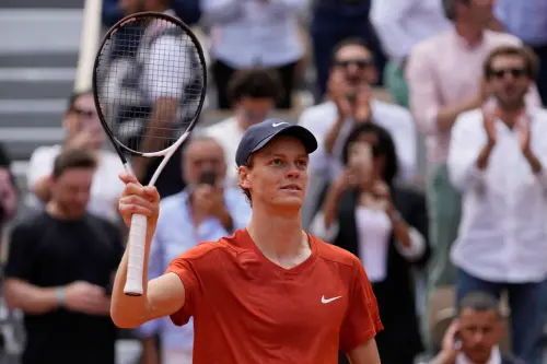 世界球王「喬帥」Novak Djokovic退出2024法國網球公開賽,22歲的義大利好手Jannik Sinner正式登基加冕,成為網球史上第29位男單世界球王。 ▲世界球王「喬帥」Novak Djokovic退出2024法國網球公開賽,22歲的義大利好手Jannik Sinner正式登基加冕,成為網球史上第29位男單世界球王。(圖/美聯社/達志影像)