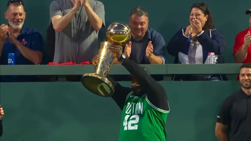 ▲波士頓紅襪名將「老爹」David Ortiz帶著NBA冠軍盃，在芬威球場左外野「綠色怪物」上力挺塞爾提克奪冠。（圖/取自紅襪X）