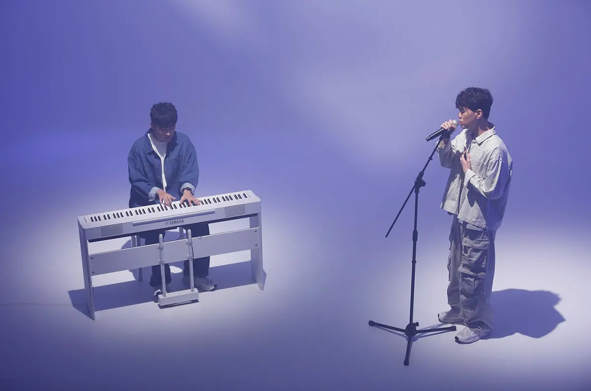 ▲閃電狼（Flash Wolves）近日釋出全新單曲《更美的地方》，為即將卸任的教練 Kato（左）獻上祝福。（圖／網銀國際提供）