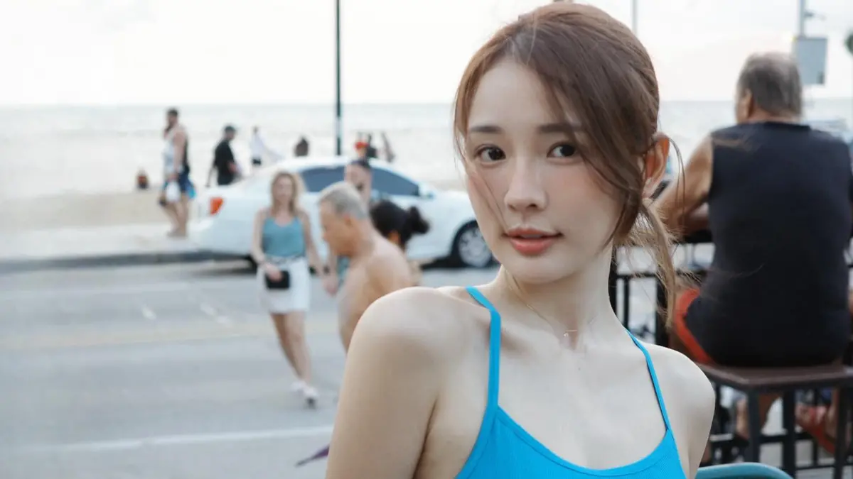 ▲林莎分享穿學生制服的照片，全身包緊緊還是性感破表，被稱讚是校花等級。（圖／林莎臉書）