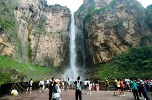 全是假的？亞洲第一瀑布遭踢爆「源頭是水管」　景區證實了
