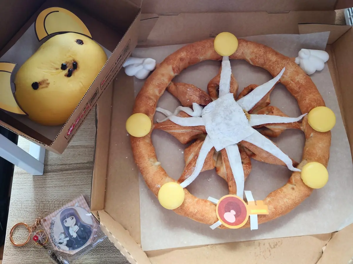 ▲近日不少網友都去必勝客購買庫洛魔法使披薩嚐鮮，結果拿到成品都與官方照有出入，出現許多災難圖。（圖/庫洛魔法使官方討論區）