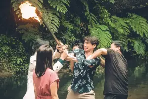 ▲翁家明手中拿著火把,情緒激昂。(圖/三立提供) ▲翁家明手中拿著火把,情緒激昂。(圖/三立提供)