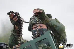 T74排用機槍、M249班用機槍,女士兵射擊前整理彈藥 ▲T74排用機槍、M249班用機槍,女士兵射擊前整理彈藥。(圖/記者莊全成攝,2024.06.05)