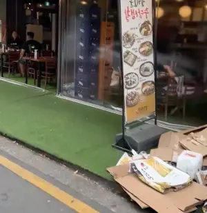 ▲餐廳外擺滿了各種紙箱以及垃圾。(圖/翻攝劉哈佛的護膚筆記小紅書) ▲餐廳外擺滿了各種紙箱以及垃圾。(圖/翻攝劉哈佛的護膚筆記小紅書)
