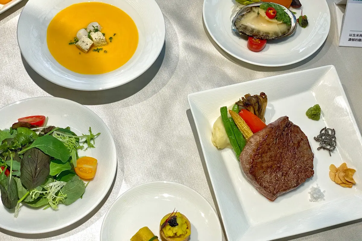 ▲長榮航空今（5）日宣佈與「乾杯」集團聯手，推出全新機上餐點，7月1日起供應於台北飛往洛杉磯、舊金山、西雅圖、紐約航線，其中皇璽桂冠艙網路獨享餐「老乾杯日本A5宮崎和牛特選牛排 招牌雞釜飯」。（圖／記者葉盛耀攝）