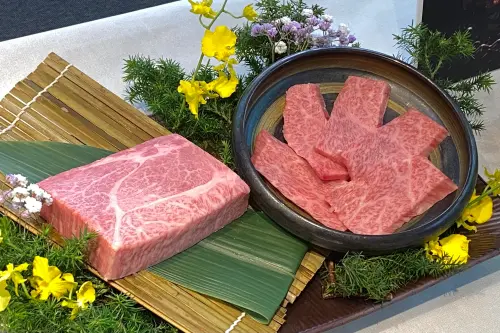 乾杯集團提到,多年致力於提供高品質肉品及客製化加工服務,尤其日本和牛,以強大的進口力得以促成此次與長榮航空的跨界合作。(圖/記者葉盛耀攝) ▲乾杯集團提到,多年致力於提供高品質肉品及客製化加工服務,尤其日本和牛,以強大的進口力得以促成此次與長榮航空的跨界合作。(圖/記者葉盛耀攝)