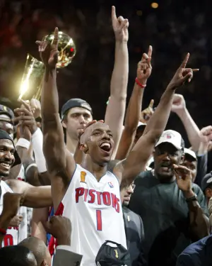 2004年的活塞隊在例行賽中將對手場均得分控制在84.2分,這是NBA史上第3低的紀錄,然後在NBA總冠軍賽上他們擊敗了Shaquille O'Neal和Kobe Bryant領軍的洛杉磯湖人隊。 ▲2004年的活塞隊在例行賽中將對手場均得分控制在84.2分,這是NBA史上第3低的紀錄,然後在NBA總冠軍賽上他們擊敗了Shaquille O'Neal和Kobe Bryant領軍的洛杉磯湖人隊。(圖/美聯社/達志影像)