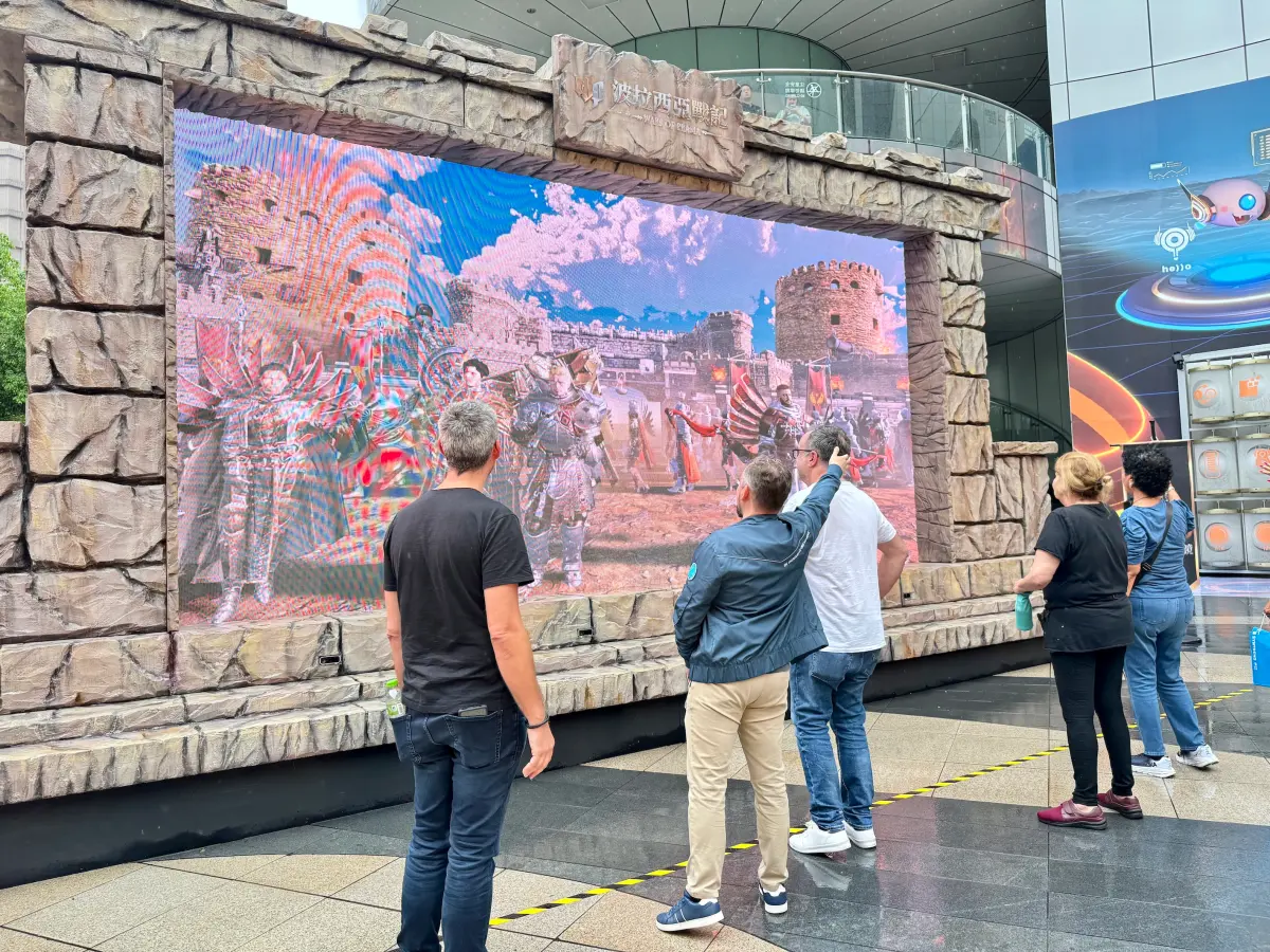 ▲《守護者之鏡-波拉西亞王國據點台北站》今（5）日在三創開展，首日就吸引不少民眾駐足。（圖／記者周淑萍攝）