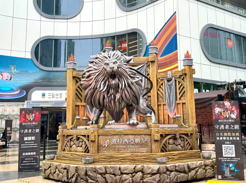 ▲台北三創展區現場擺出了超震撼的圖騰獸獅子雕像，相當具有張力。（圖／記者周淑萍攝）