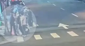 西門町尾隨男路人!52歲婦人大街上抓狂咆哮 推擠警方遭壓制帶回