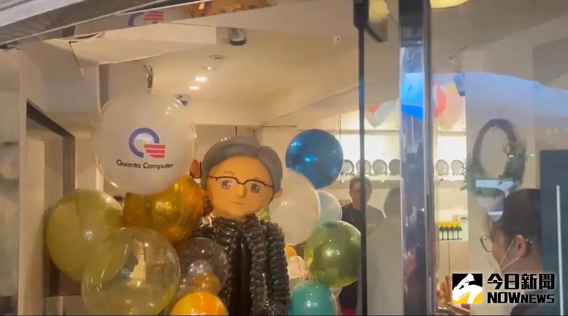 ▲傳黃仁勳今（5）日晚餐將到「全台最難訂私廚」喜相逢，店內已出現黃仁勳氣球。（圖／記者鄭妤安攝，2024.06.05）