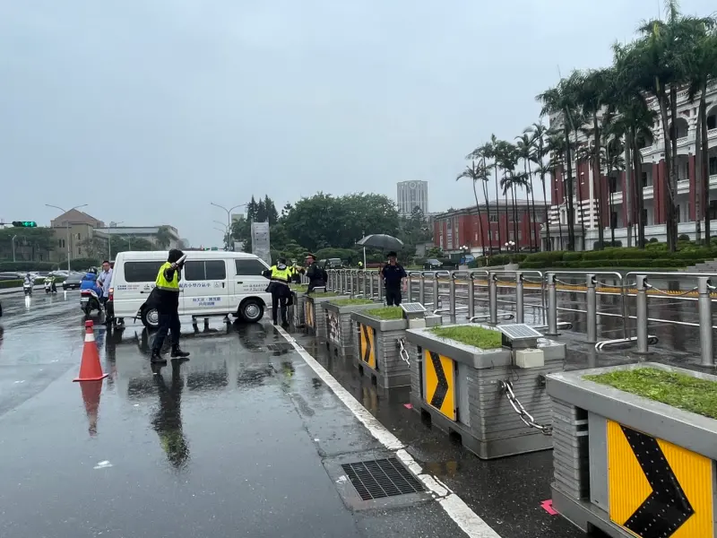 影／廂型車撞進總統府前花圃　竟因駕駛尿急「沒拉手煞車」出事了