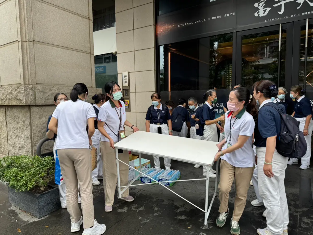 ▲發揮社區網絡功效 ，「晴空匯」火警信義房屋分店快速協助救災。（圖／信義房屋提供）