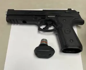 ▲警方查扣犯案用鎮暴槍、48瓶瓦斯鋼瓶及281顆鎮暴彈丸。(圖/翻攝畫面) ▲警方查扣犯案用鎮暴槍、48瓶瓦斯鋼瓶及281顆鎮暴彈丸。(圖/翻攝畫面)