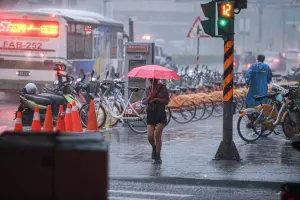 快訊／出門帶傘！雨彈夜襲「2縣市」大雨特報發布　一路下到明天
