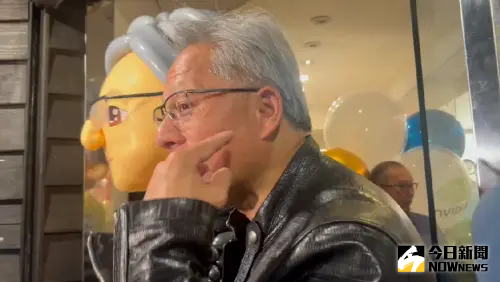 ▲輝達執行長黃仁勳躲在Q版的人型氣球後接受媒體訪問。(圖/記者鄭妤安攝,2024.06.05) ▲輝達執行長黃仁勳躲在Q版的人型氣球後接受媒體訪問。(圖/記者鄭妤安攝,2024.06.05)