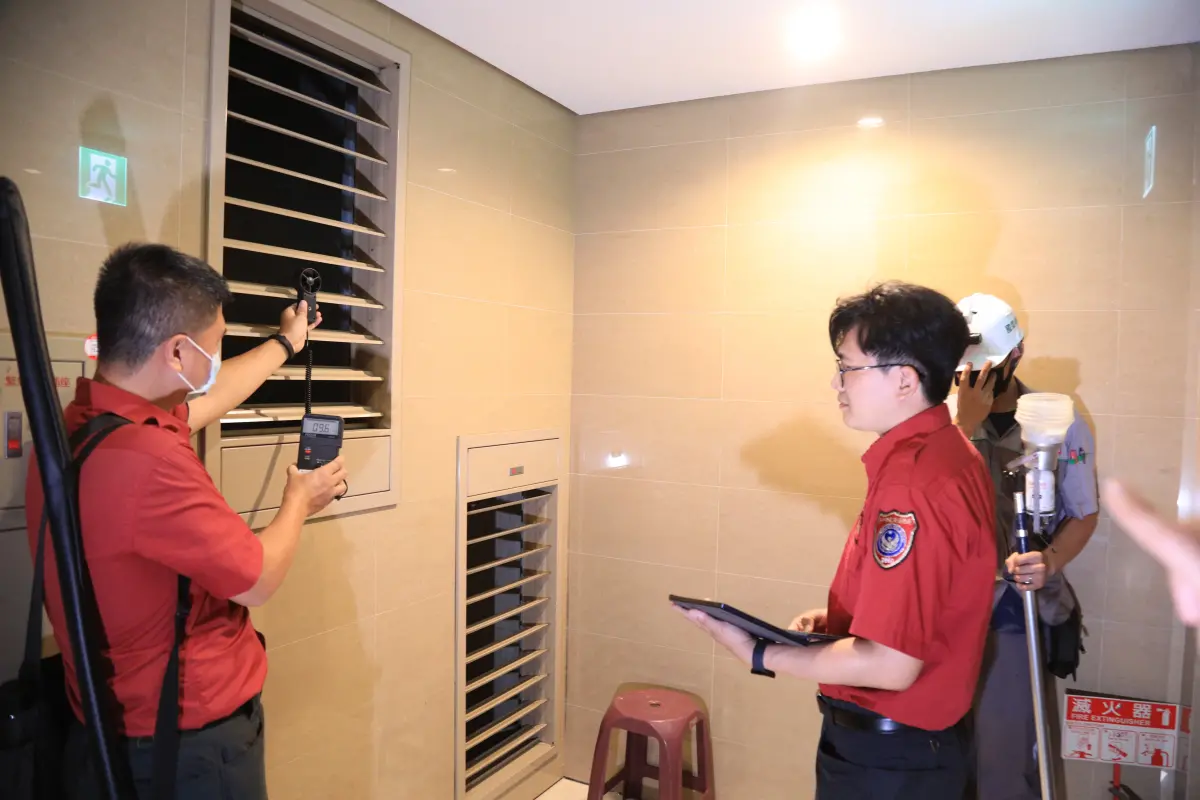 ▲台中市都市發展局及消防局小組，抽檢社區大樓消防逃生動線。（圖／台中市政府提供，2024.06.05）