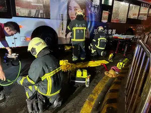華中橋下驚傳車禍！7旬單車婦捲入公車底　大批消防員緊急搶救
