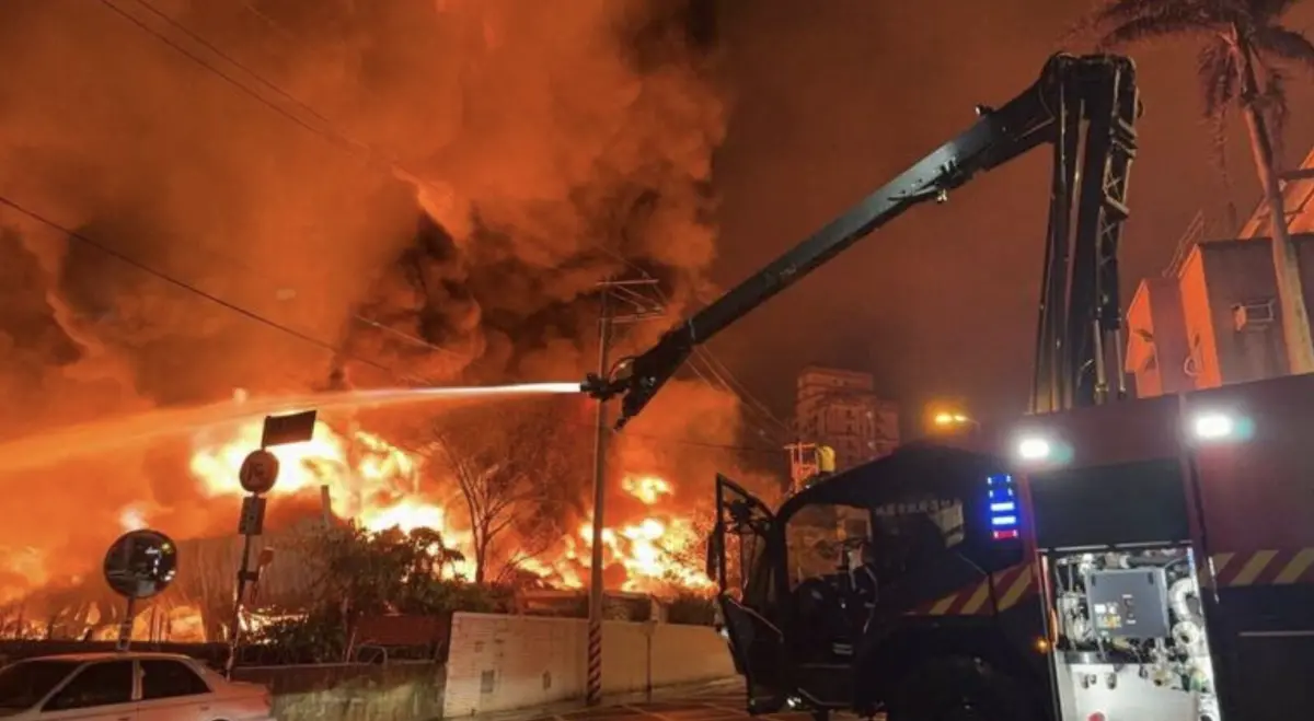 ▲楊梅幼獅工業區昨天深夜工廠大火，消防局派出化學消防車「美洲豹」同步協助灌救。（圖／翻攝畫面）