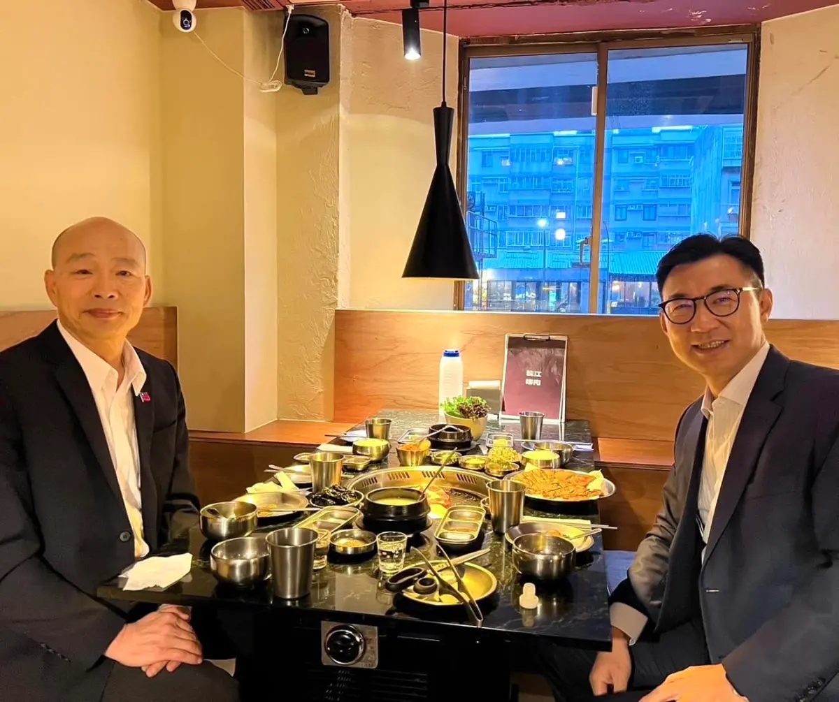 ▲韓國瑜曬出和立法院副院長江啟臣團隊一同用餐的畫面。（圖／翻攝韓國瑜臉書）