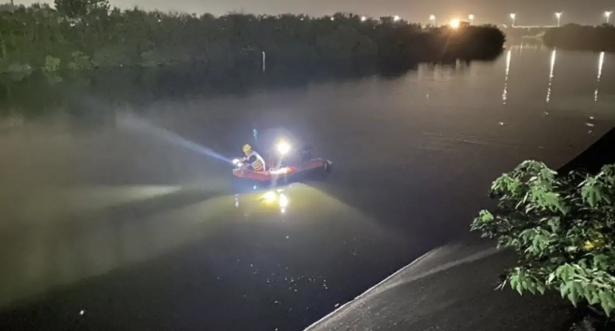 ▲台南市北門區五王大橋新圍抽水站旁發生落水事件， 一名男子夜釣撒網時不幸落水身亡。（圖／翻攝畫面）