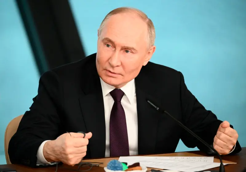▲俄羅斯總統蒲亭（Vladimir Putin）5日在聖彼得堡的經濟論壇上，與許多國際媒體高階編輯會談。蒲亭表示俄羅斯可能會提供飛彈給其他國家來打擊西方國家，並稱核升級並非不可能。（圖／美聯社／達志影像）