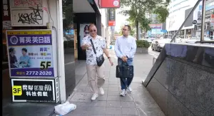 伍戚傳帶著《NOWnews今日新聞》記者回到台北市忠孝東路與大安路口,當年的案發現場。 ▲伍戚傳帶著《NOWnews今日新聞》記者回到台北市忠孝東路與大安路口,當年的案發現場。(圖/記者王郁勳攝)