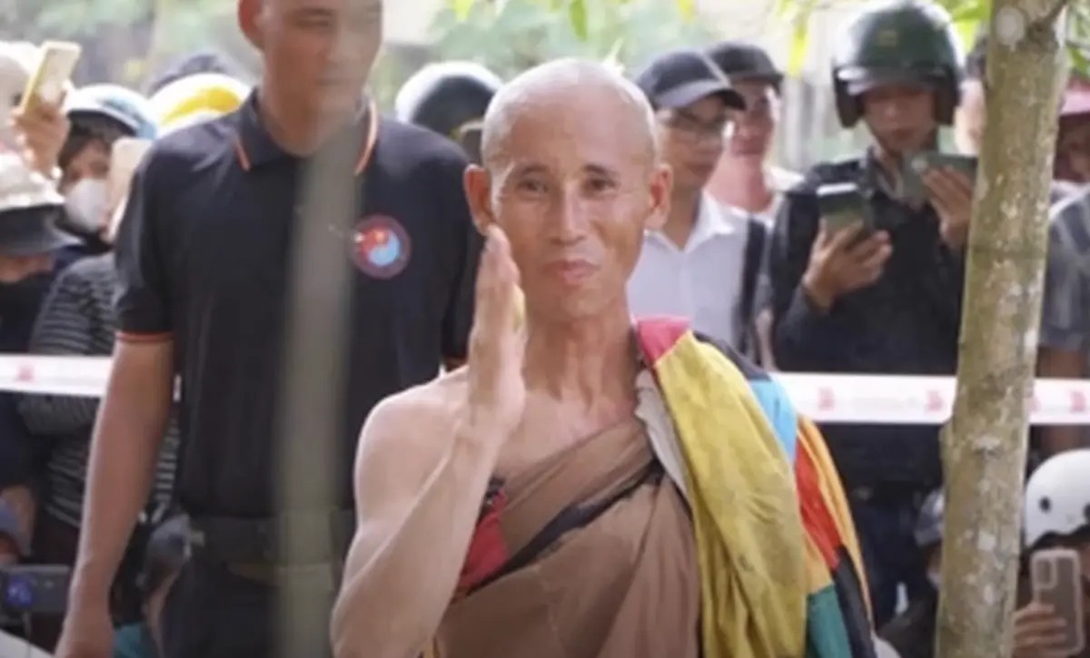 ▲越南一名男子身穿拼布接成的袈裟步行上千公里，以「苦行僧」形象示人，有粉絲尾隨後中暑身亡或昏倒。（圖／翻攝自X）