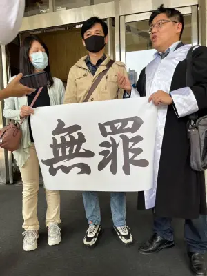 ▲2024年3月，高雄高分院宣判王瑞豐無罪，邱顯智與王瑞豐夫妻到庭聆聽。（圖／邱顯智提供）