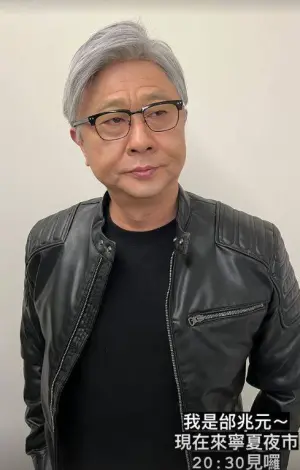 ▲邰智源模仿黃仁勳裝扮,卻不小心裝臉王偉忠。(圖/邰智源IG) ▲邰智源模仿黃仁勳裝扮,卻不小心裝臉王偉忠。(圖/邰智源IG)