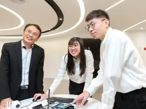 ▲智慧科技學院院長王周珍(左一)指出,科技大廠進駐高雄,高科技人才炙手可熱,南部學子不用再北漂工作。(圖/義守大學提供) ▲智慧科技學院院長王周珍(左一)指出,科技大廠進駐高雄,高科技人才炙手可熱,南部學子不用再北漂工作。(圖/義守大學提供)