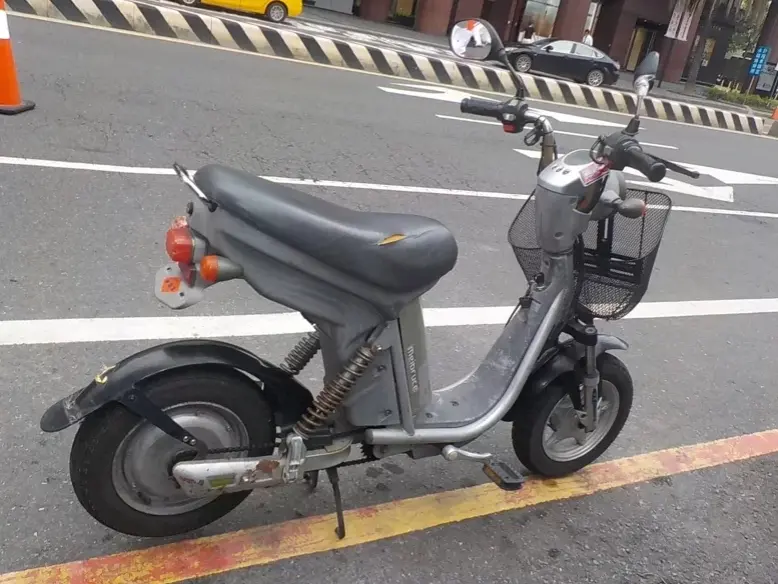 ▲一名婦人騎乘電動自行車經過台南西門路新光三越百貨前與車輛發生碰撞，導致頭部重創不幸身亡。（圖／翻攝畫面）