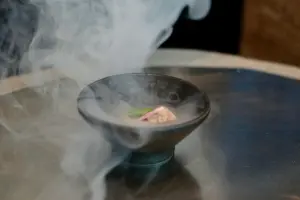 ▲「煙燻黑豬肉凍小米粥」以法式肉凍手法製作，上桌前還需經過煙燻。（圖／記者葉盛耀攝）